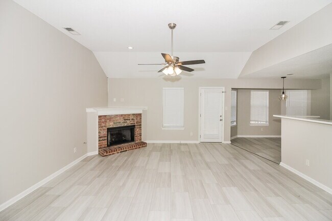 Foto del edificio - 1143 Breezy Valley Dr