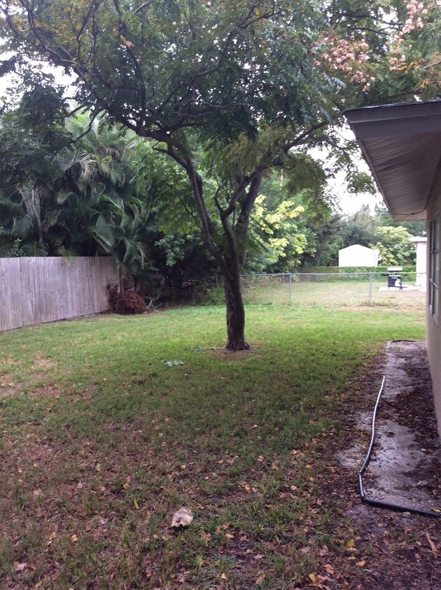 Building Photo - 1786 Palm Dr