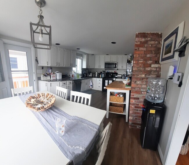 Foto del edificio - 24 Pine Point Rd