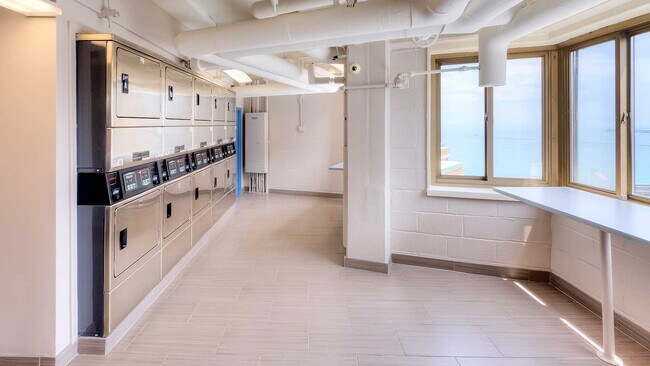Foto del edificio - 1300 N Lake Shore Dr
