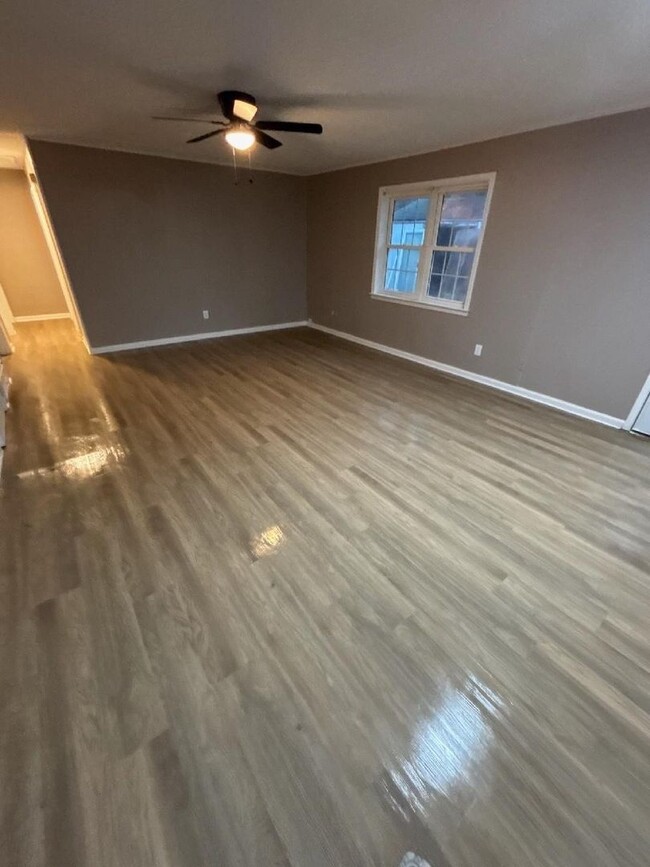 Building Photo - Newly Renovated 3 bed 1.5 bath in Horn Lak...