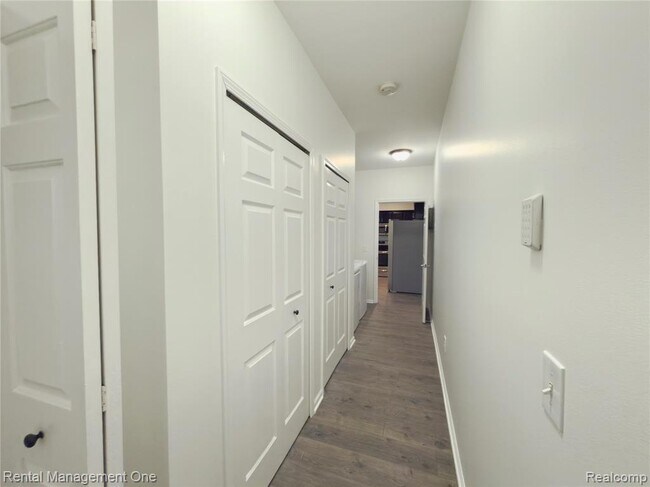 Building Photo - 5637 Twin Oaks Dr