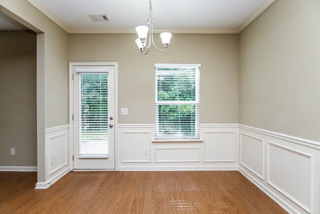 Foto del edificio - 466 Hill Crest Cir