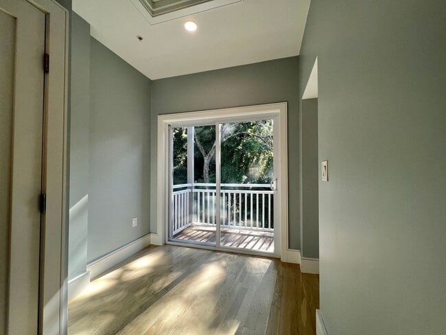 Foto del edificio - Luxury 4 Bed/2 Bath, LAUNDRY IN-UNIT, Newly Renovated, Private Porch, Washington Square