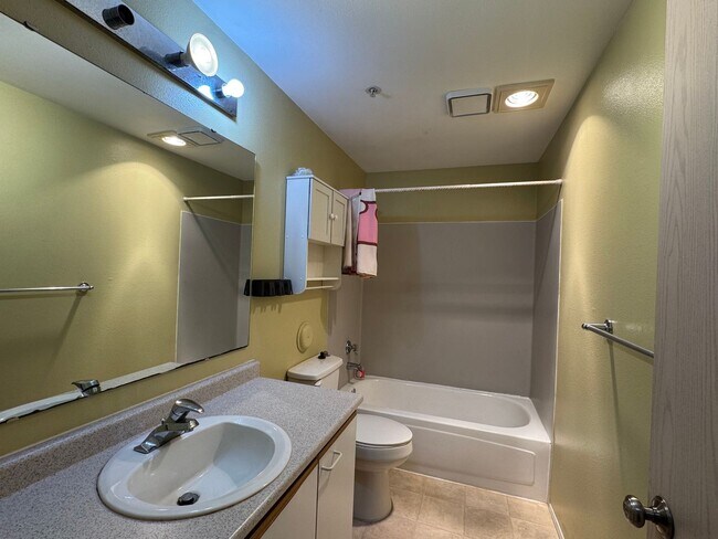 Foto del edificio - Comfortable & Convenient Condo in Renton