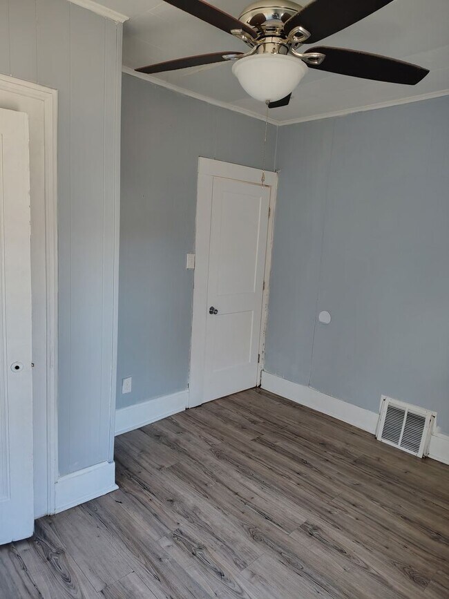 Foto del edificio - 1100 S 13th St