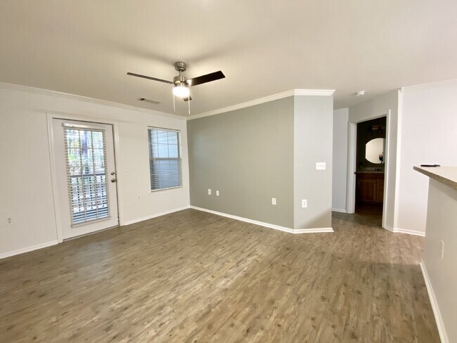 Foto del edificio - First Floor, One Bedroom Condo at the Reserve at Woodbridge.