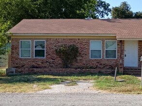 Building Photo - 901-903 Meadowlark Cir