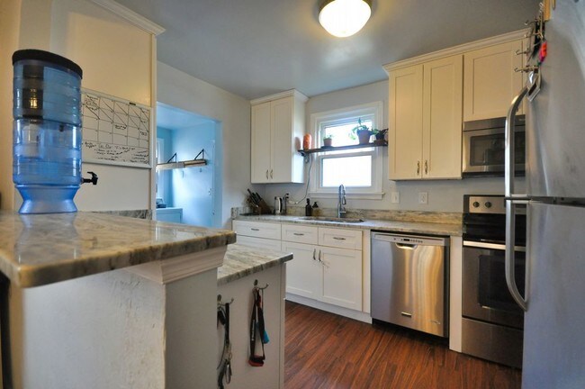 Building Photo - Spacious 4 Bedrooms and Detached Garage