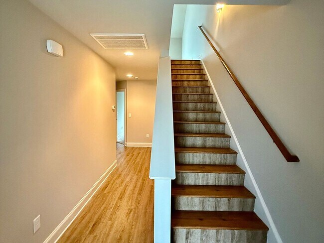 Foto del edificio - Modern 3 Bed/3 Bath End Unit Townhome - Close to Everything - GREAT PRICE!