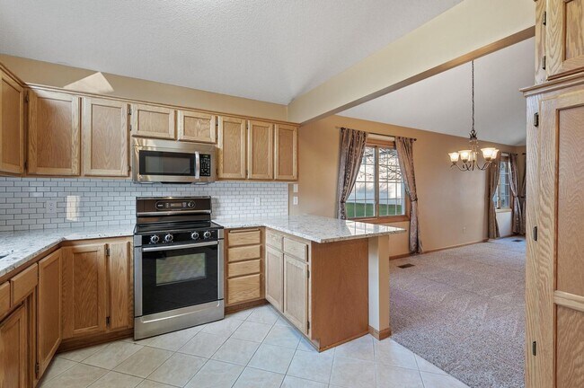 Foto del edificio - rare woodbury upgraded 3 bedroom end unit townhouse!! One level living!
