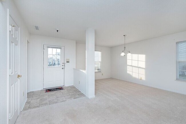 Foto del edificio - Spacious 3 Bedroom 2.5 Bath on Cul-De-Sac ...