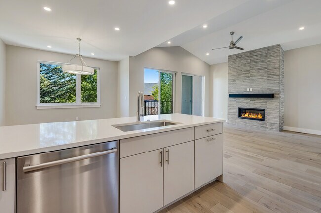 Building Photo - 410 Jewels Ln