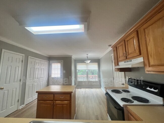 Foto del edificio - 11011 Woody Dr