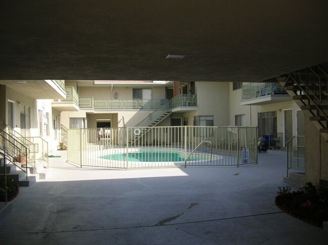 Building Photo - 643 E 99th St