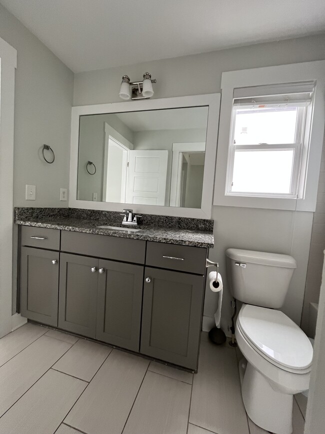 Shared bath - 1705 14th Ave N
