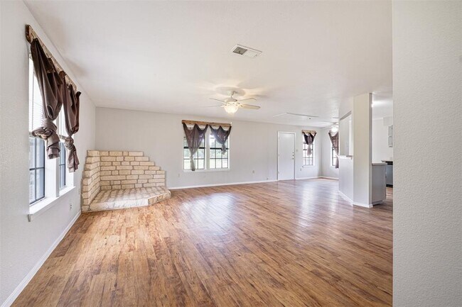 Foto del edificio - 6618 Cherrywood Ln