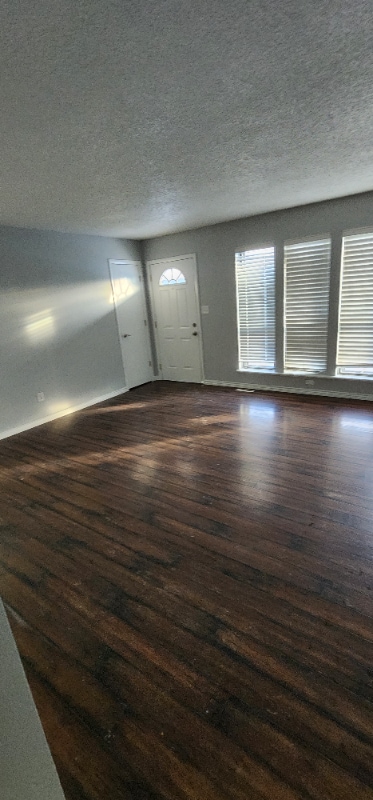 Building Photo - 300 Cottonwood Ln