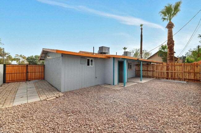 Building Photo - 1 Bedroom | 1 Bathroom | Private Backyard ...