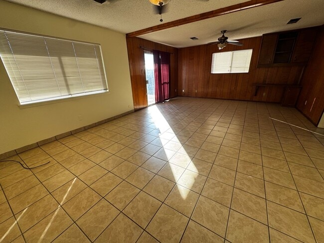 Building Photo - Mid-century Modern Heights Home