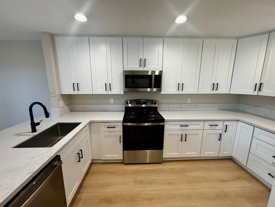 Foto principal - Remodeled 3 bed 2 bath townhome in Friars ...