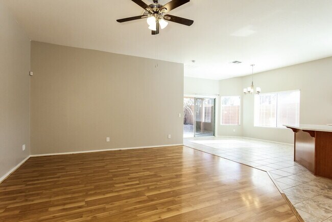 Foto del edificio - 2125 E Danbury Rd