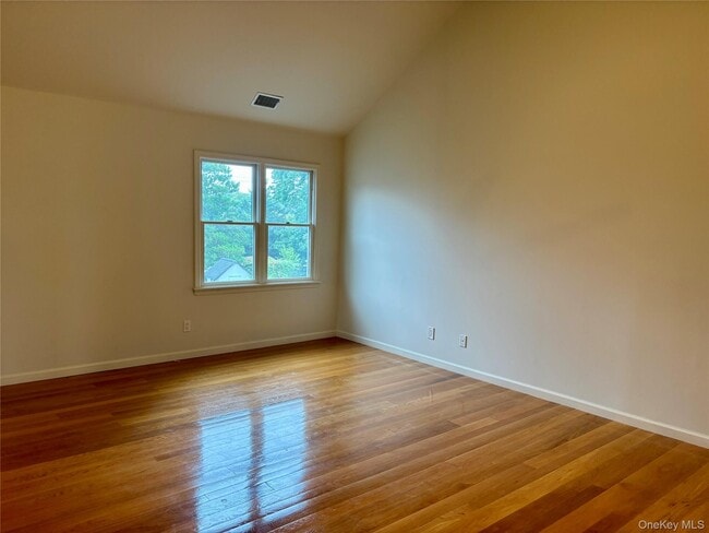 Foto del edificio - 335 Herricks Ln