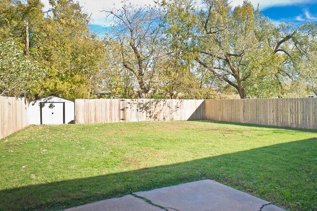 Building Photo - 216 S Bristow Ave