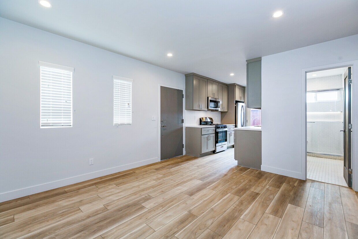Foto principal - 1179 S Bronson Ave