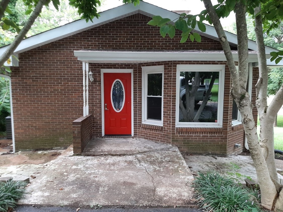 Primary Photo - 104 Elementary Dr