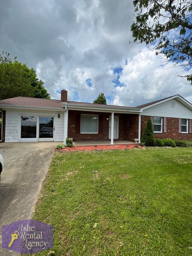 Primary Photo - Charming 3bd/2ba House In West Jefferson