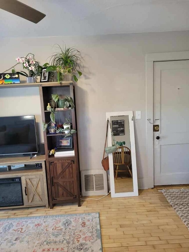 Building Photo - 165 Huff St