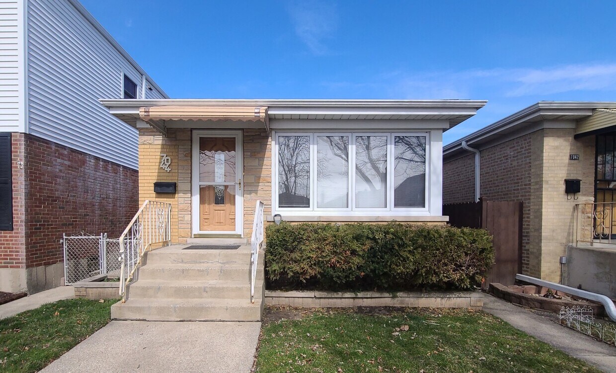 Primary Photo - 7044 W Farragut Ave
