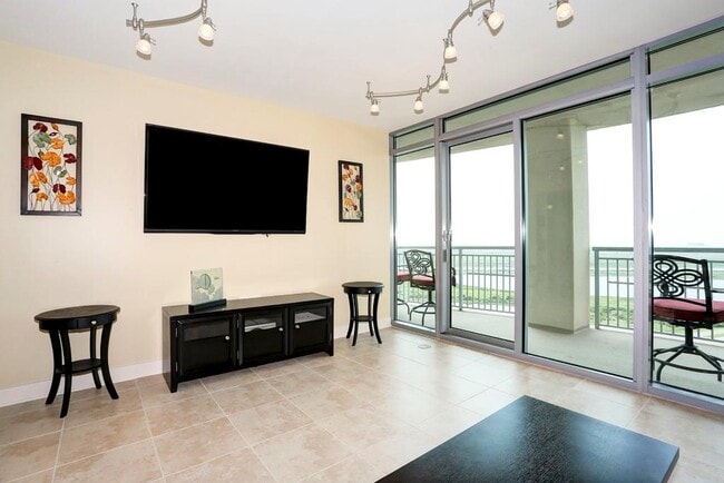 Building Photo - 801 E Beach Dr