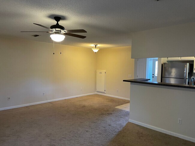 Foto del edificio - Foxchase Subdivision! END UNIT CLOSE TO COMMUNITY POOL