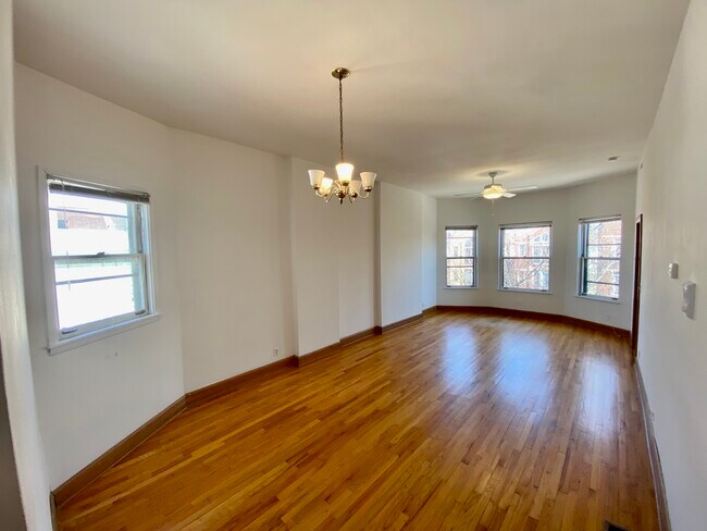 Building Photo - 3034 N Racine Ave