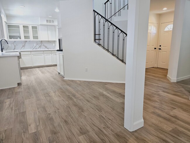 Building Photo - Amazing 2-Story 4 Bedrooms Home in Beautif...