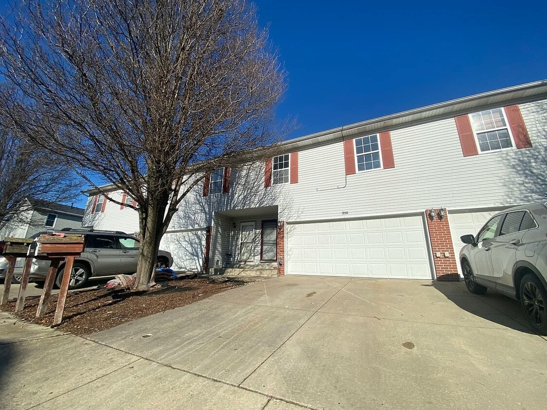 Primary Photo - 250 Parktrail Rd