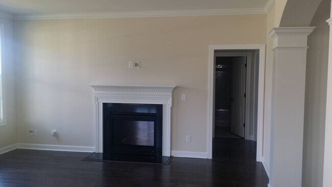 Foto del edificio - 5 bedroom 4 bath plus Bonus Room and Much ...