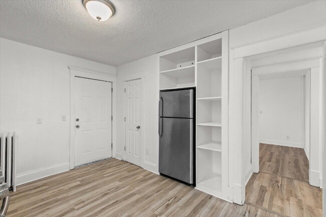 Building Photo - 2 bedroom / 1 bathroom apartment with Easy Commute or Walk to Drake University!