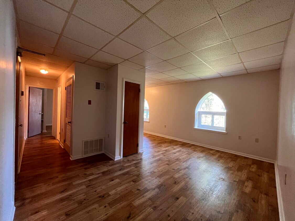Primary Photo - 14 S Bradford St