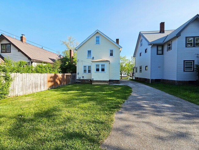 Building Photo - 3 Bed - 1 Full Bath Colonial available for...