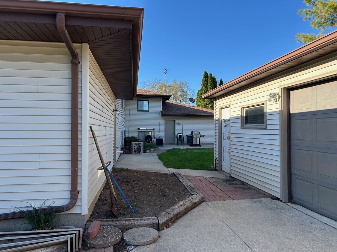 Foto del edificio - 3 Bedroom 2 Bath 2 Car Garage