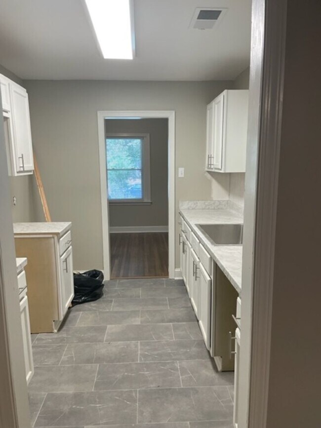 Building Photo - Spacious 3 bedroom 1 bath near Willow and Perkins