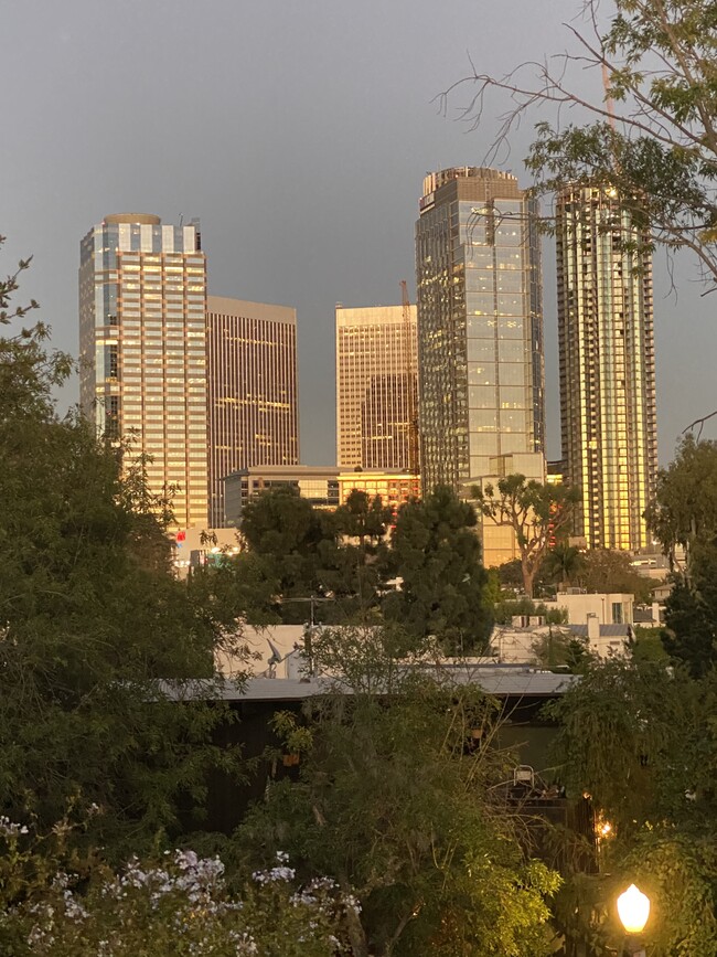 Century City a solo cuatro cuadras. SIN VISTA desde el interior de esta unidad. - 1857 Pandora Ave