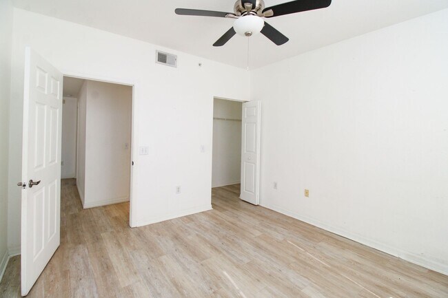 Foto del edificio - **RARELY AVAILIBLE 3 BED/2 BATH CONDO**FAIRWAY PRESERVE **NORTH NAPLES - GATED -***NEW FLOORS THR...