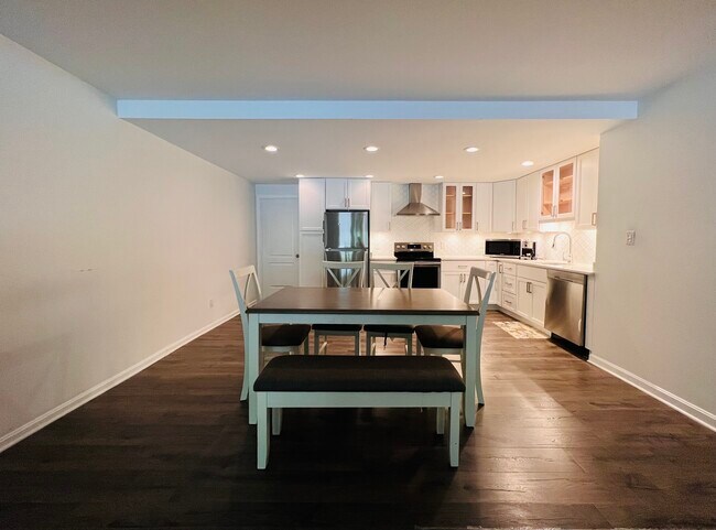 Stainless steel appliances & all wood dining - 9806 Kentsdale Dr