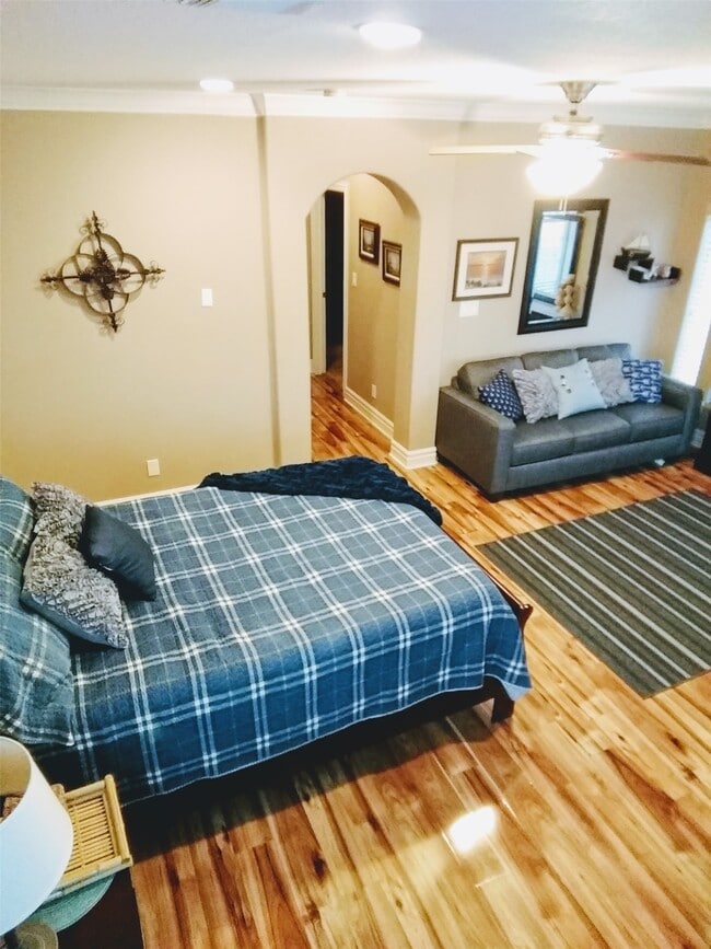 Building Photo - 612 8th St