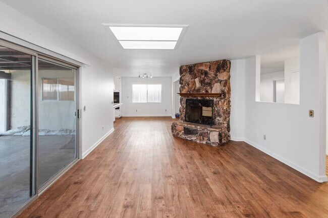 Building Photo - Available Now! Spacious 3BR, 2BA, 1,76sq.ft. 2 car garage.