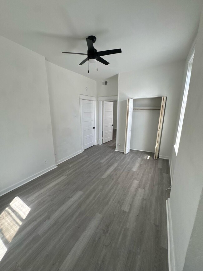 Foto del edificio - 4005 S Grand Blvd